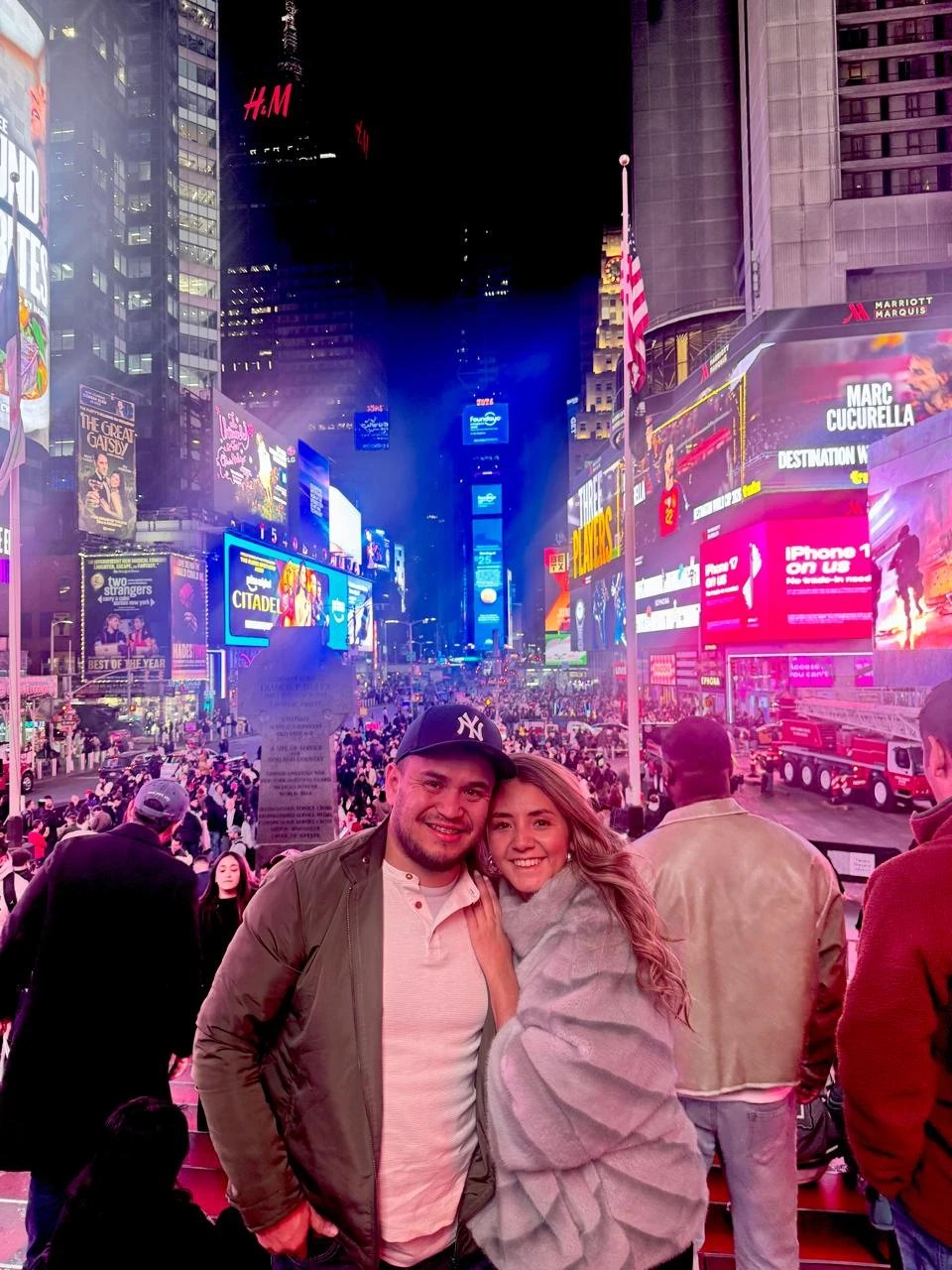 Danny y Luisa de noche en Times Square, Nueva York