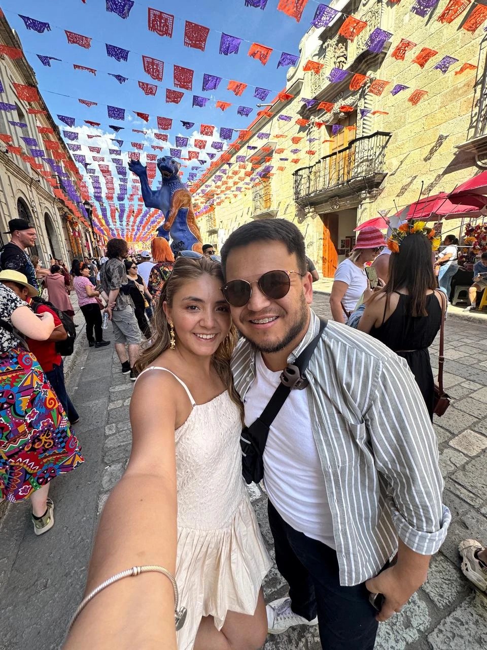 Danny y Luisa en una calle de Oaxaca decorada con papel picado