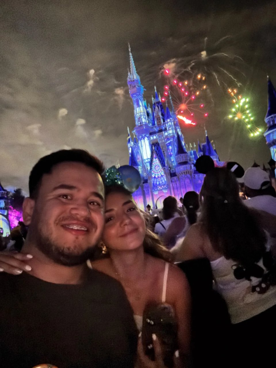 Danny y Luisa frente al castillo de Disney con fuegos artificiales
