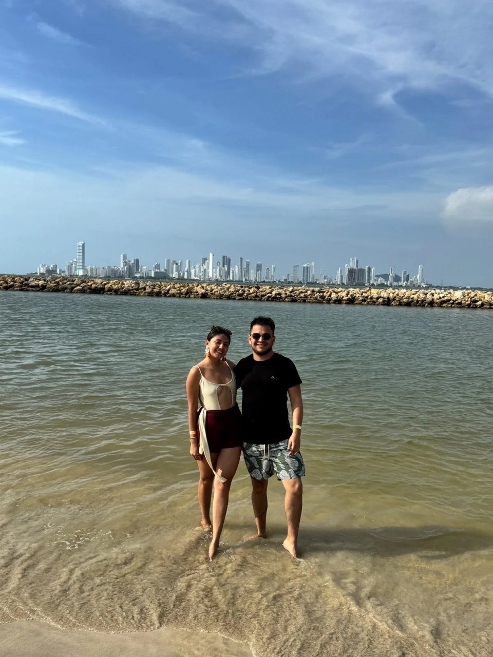 Danny y Luisa en la playa de Cartagena