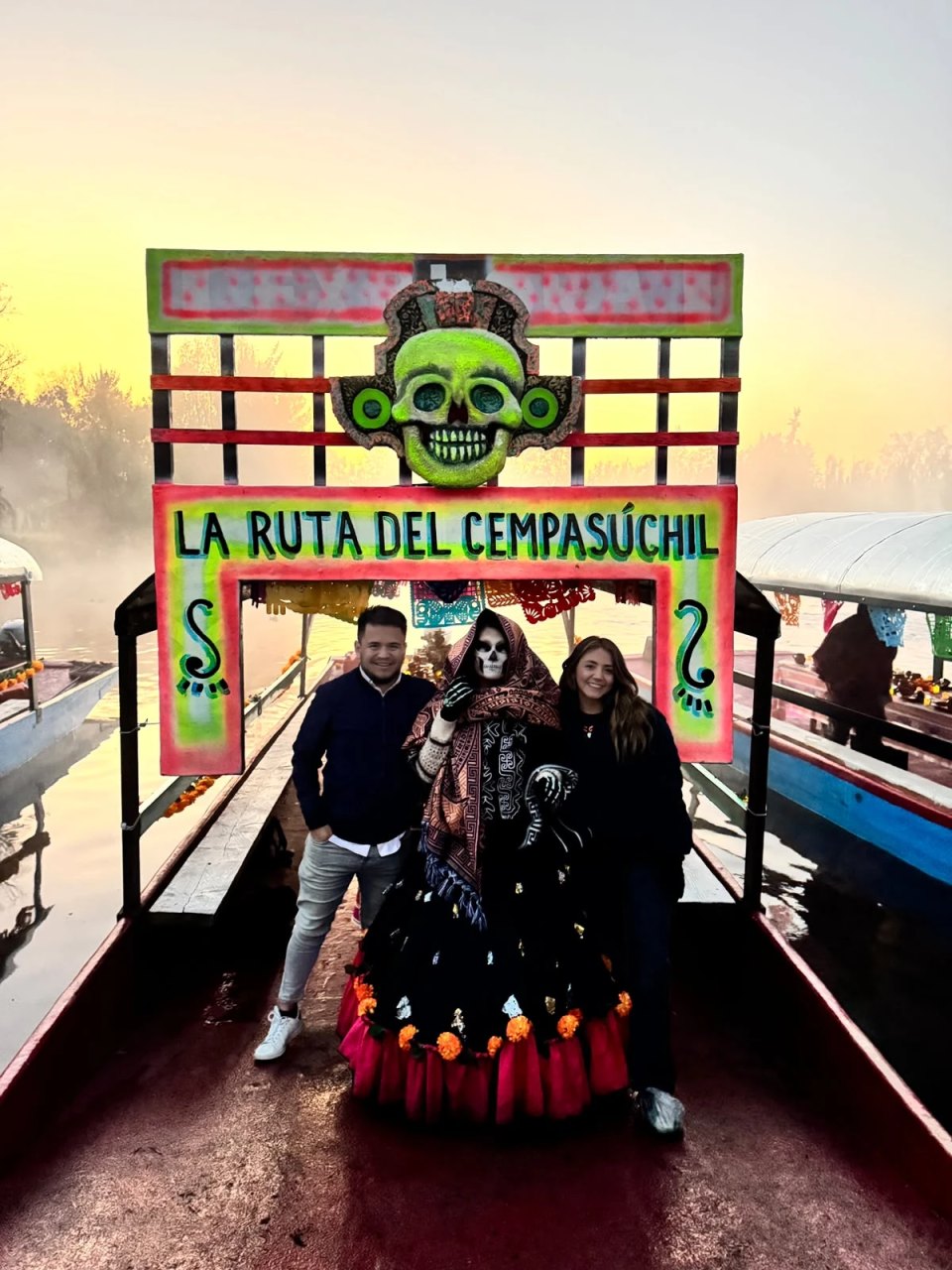 Danny y Luisa en una trajinera de La Ruta del Cempasúchil